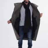 Длинное зимнее пальто на кнопках болотного цвета, раскрытое