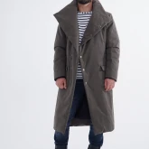 Длинное зимнее пальто на кнопках болотного цвета, вид спереди