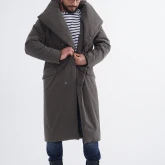 Длинное зимнее пальто на кнопках болотного цвета, вид спереди