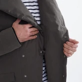 Длинное зимнее пальто на кнопках болотного цвета, крупный план