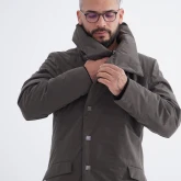 Длинное зимнее пальто на кнопках болотного цвета, крупный план