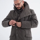 Длинное зимнее пальто на кнопках болотного цвета, модель застегивает пуговицы