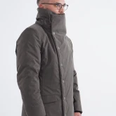 Длинное зимнее пальто на кнопках болотного цвета, вид сбоку