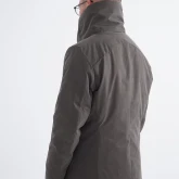 Длинное зимнее пальто на кнопках болотного цвета, вид сзади