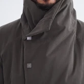 Длинное зимнее пальто на кнопках болотного цвета, крупный план спереди