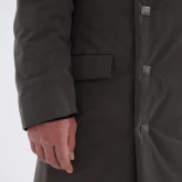 Длинное зимнее пальто на кнопках болотного цвета, крупный план спереди