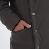 Длинное зимнее пальто на кнопках болотного цвета, крупный план кармана