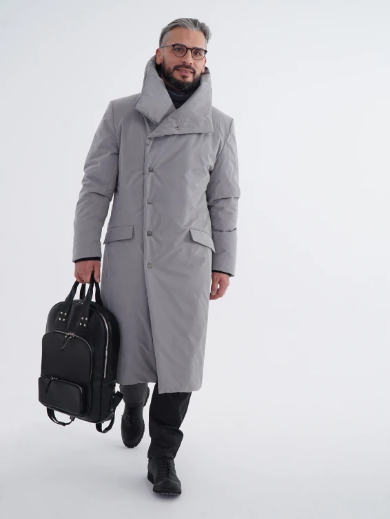 Длинное зимнее пальто на кнопках светло-серого цвета