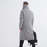 Длинное зимнее пальто на кнопках светло-серого цвета, вид сзади