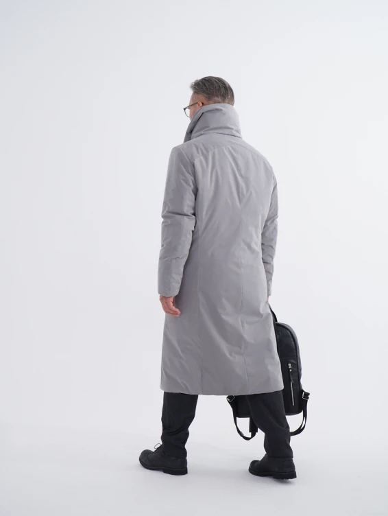 Длинное зимнее пальто на кнопках светло-серого цвета