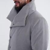 Длинное зимнее пальто на кнопках светло-серого цвета, вид сбоку