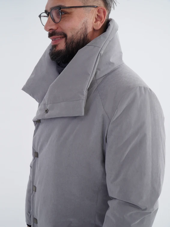 Длинное зимнее пальто на кнопках светло-серого цвета