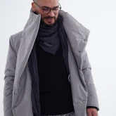 Мужчина в длинном светло-сером зимнем пальто на кнопках, вид спереди