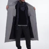 Длинное светло-серое зимнее пальто на кнопках, вид в полный рост