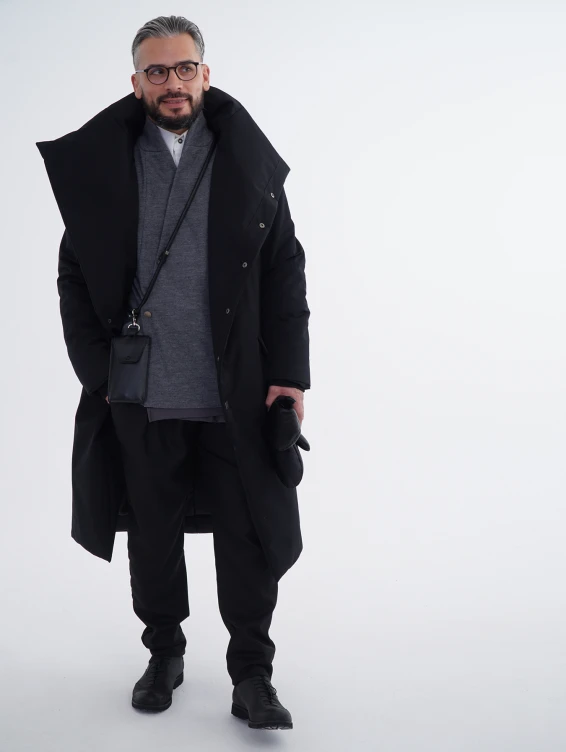 Длинное зимнее пальто на кнопках черного цвета