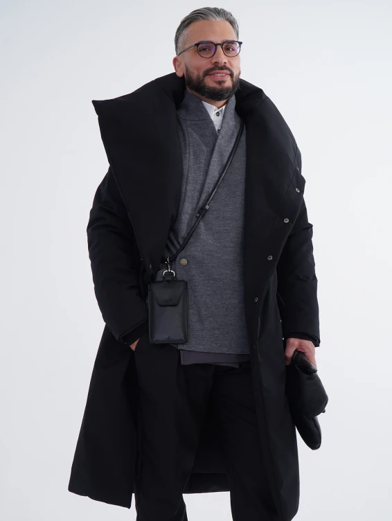 Длинное зимнее пальто на кнопках черного цвета