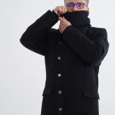 Длинное зимнее пальто на кнопках черного цвета, вид спереди