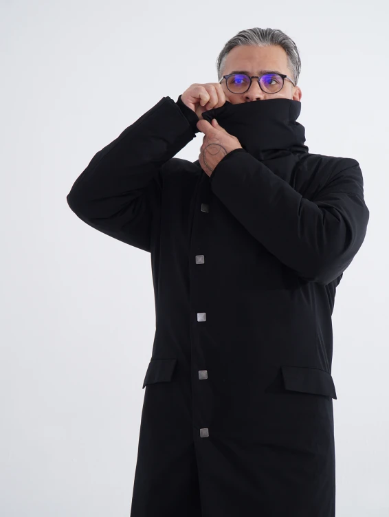 Длинное зимнее пальто на кнопках черного цвета