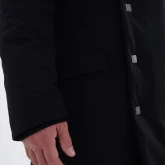 Длинное зимнее пальто на кнопках черного цвета, крупный план