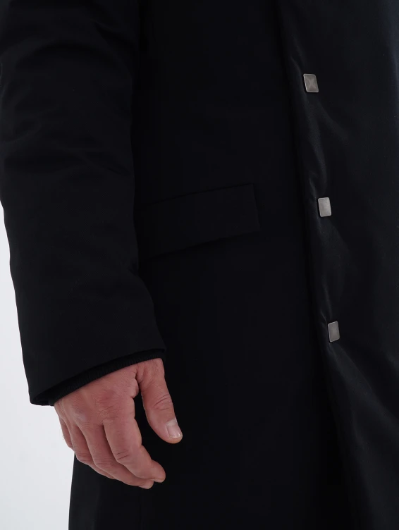 Длинное зимнее пальто на кнопках черного цвета