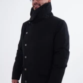 Длинное зимнее пальто на кнопках черного цвета, вид спереди