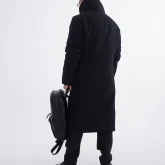 Длинное зимнее пальто на кнопках черного цвета, вид сзади