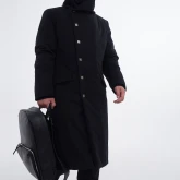 Длинное зимнее пальто на кнопках черного цвета, вид спереди