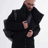 Длинное зимнее пальто на кнопках черного цвета, вид спереди