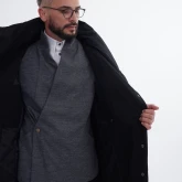 Длинное зимнее пальто на кнопках черного цвета, вид спереди в раскрытом состоянии