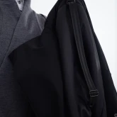 Длинное зимнее пальто на кнопках черного цвета, крупный план