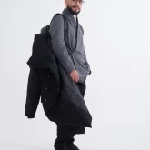 Длинное зимнее пальто на кнопках черного цвета, вид на модели