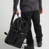 Большой кожаный рюкзак черный в руке у мужчины