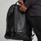 Большой кожаный рюкзак черный, крупный план