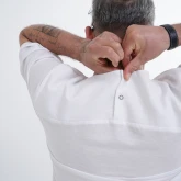 Белая льняная футболка, крупный план сзади