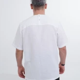 Белая льняная футболка, вид сзади