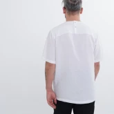 Белая льняная футболка, вид сзади