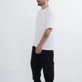 Белая льняная футболка, вид сбоку