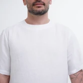 Белая льняная футболка, крупный план