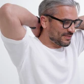 Белая льняная футболка, крупный план