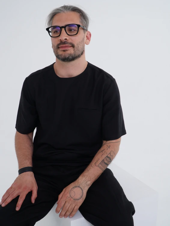 Черная льняная футболка