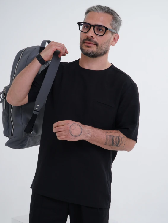 Черная льняная футболка