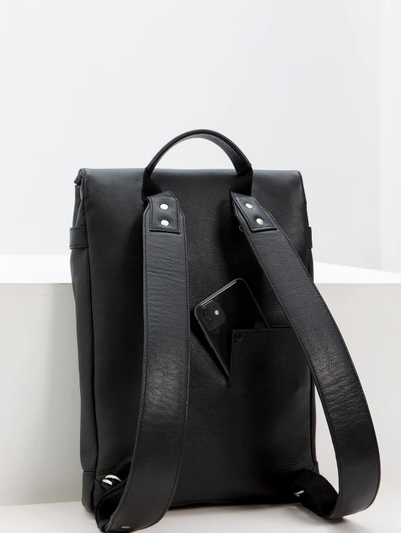 Кожаный рюкзак для ноутбука черный