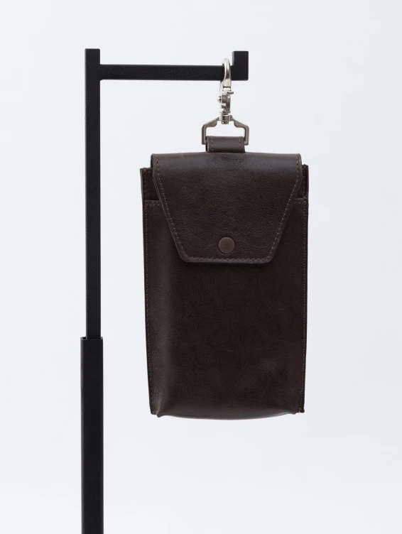 Кожаный подвесной чехол для телефона коричневый