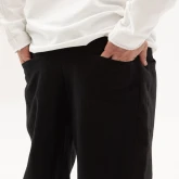 Брюки льняные свободные черные, крупный план сзади