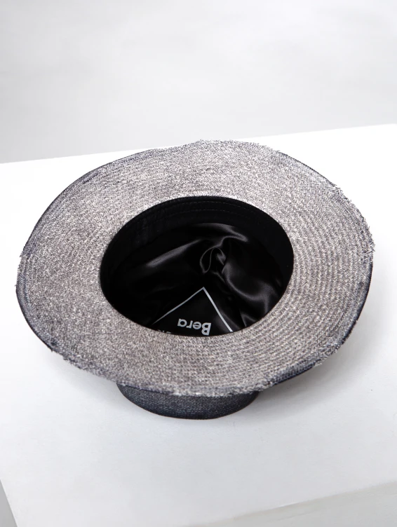 Соломенная синяя шляпа