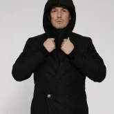 Черная зимняя куртка с капюшоном