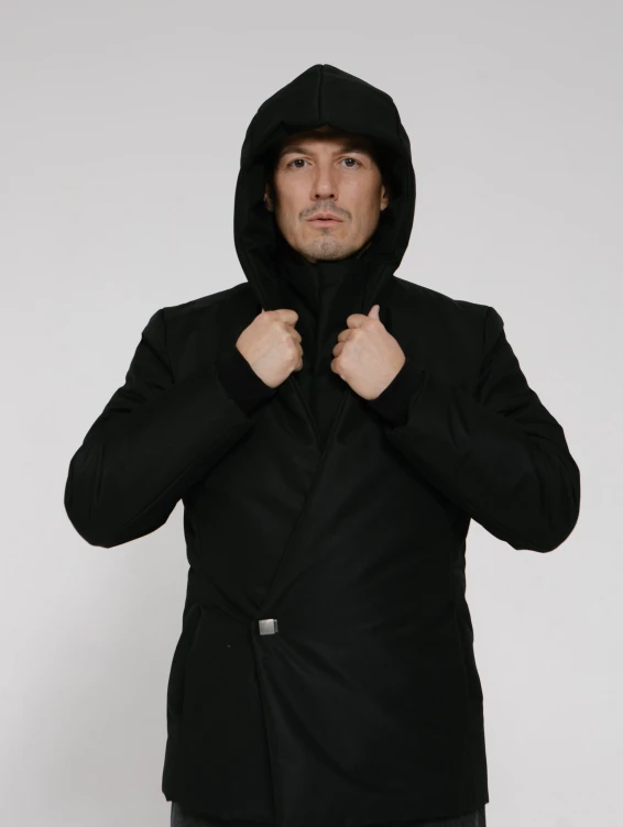 Черная зимняя куртка с капюшоном