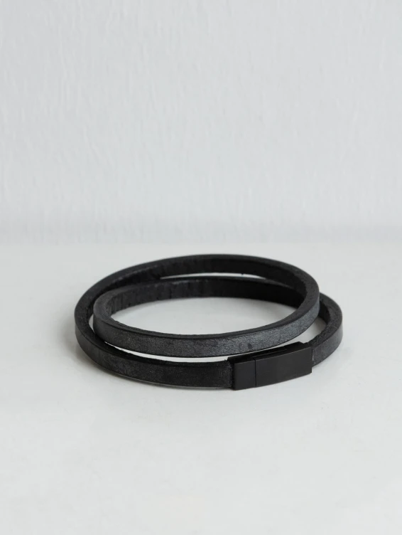 Черный кожаный браслет в два оборота на магнитной застежке