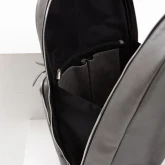 Большой серый кожаный рюкзак, вид сбоку с открытым отделением