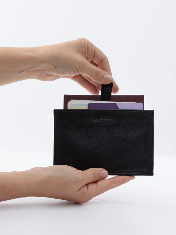 Кожаная обложка-карман для паспорта черная